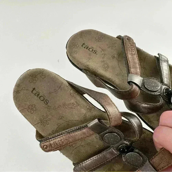 Taos womens sandals size 7 bronze leather metallic gem
Footbed - Picture 11 of 12